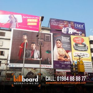 Advertising Display Kiosk Price Cost in Bangladesh, ডিজিটাল বিলবোর্ড বিজ্ঞাপন ব্যাবহারের সুবিধা: ক্রিয়েটিভ বিজ্ঞাপন: ডিজিটাল বিলবোর্ডে বিজ্ঞাপন তৈরি করতে চমৎকার সৃজনশীলতা প্রযুক্তি ব্যবহার করা হয়। প্রতিটি সাইনবোর্ডে চলমান গ্রাফিক্স, অ্যানিমেশন, ভিডিও কন্টেন্ট ইত্যাদি প্রদর্শিত করা যায়, যা বিজ্ঞাপনকারীদের কাছে অনেক বেশি দৃশ্যমান ও আকর্ষণীয় হয়ে থাকে। টার্গেটিং সুবিধা: ডিজিটাল বিলবোর্ড বিজ্ঞাপনে আপনি নির্দিষ্ট লোকেশন, সময় বা দিনের ভিত্তিতে বিজ্ঞাপন প্রদর্শন করতে পারেন। এটি আপনাকে আপনার পার্শ্ববর্তী পাবলিক ও লোকেশনের মধ্যে নিশ্চিত লোকদের প্রয়োজনীয় বিজ্ঞাপন দেখাতে সাহায্য করে। এটি মার্কেটিং প্লানিং এবং প্রযুক্তিগত টার্গেটিং প্রয়োজনীয়তা পূরণ করে। ফ্লেক্সিবিলিটি: ডিজিটাল বিলবোর্ড বিজ্ঞাপনে আপনি চলমান বিজ্ঞাপন সামগ্রী পরিবর্তন করতে পারেন যা আপনাকে ক্যাম্পেইন সময়ে বা পাবলিকের মতামতের ভিত্তিতে প্রতিক্রিয়া দেওয়ার সুযোগ প্রদান করে। এটি মার্কেটারদের সংশ্লিষ্ট উত্সের উন্নত প্রতিক্রিয়া প্রদান করে এবং প্রকাশনা পর্যালোচনার ভিত্তিতে আপনার সংশ্লিষ্ট বিজ্ঞাপন সামগ্রী পরিবর্তন করতে অনুমতি দেয়। আরও জনপ্রিয়তা: ডিজিটাল বিলবোর্ডে বিজ্ঞাপন প্রদর্শন করতে আরও জনপ্রিয় হয়ে থাকে কারণ এটি আকর্ষণীয় এবং আপনার লোকেশনের সাথে সমঞ্জস্য প্রদর্শন করে। এটি নিউনগ্রামেল মার্কেটিংয়ের চাপ উপরে থাকতে পারে কারণ এটি প্রযুক্তিগতভাবে উন্নত ও সম্পর্কযুক্ত বিজ্ঞাপন প্রদর্শন করতে পারে। ডিজিটাল বিলবোর্ড বিজ্ঞাপনের জন্য বিভিন্ন ধরনের ডিজিটাল বিলবোর্ড ব্যবহার করা হয়। কিছু প্রধান ধরনগুলি নিম্নলিখিতঃ LED বিলবোর্ড: LED (Light Emitting Diode) বিলবোর্ডগুলি বেশ জনপ্রিয় এবং ব্যবহারকারীদের মধ্যে প্রচলিত। এগুলি আকর্ষণীয়, উচ্চ দৃশ্যমান এবং উচ্চ রেজোলিউশন সমর্থিত হয়। এই ধরনের বিলবোর্ড বিজ্ঞাপনে জীবনমুক্ত গ্রাফিক্স, ভিডিও, ছবি ইত্যাদি প্রদর্শন করা যায়। LCD/LED প্যানেল বিলবোর্ড: LCD (Liquid Crystal Display) বা LED প্যানেল বিলবোর্ডগুলি প্রধানত স্থিতিবদ্ধ বিজ্ঞাপন প্রদর্শনে ব্যবহৃত হয়। এগুলি উচ্চ দৃশ্যমানতা, ক্রিয়েটিভ ডিজাইন এবং অ্যানিমেশন সাপোর্ট করে। প্রোজেক্টর বিলবোর্ড: প্রোজেক্টর বিলবোর্ডে বিজ্ঞাপন প্রদর্শনের জন্য প্রোজেক্টর ব্যবহৃত হয়। এগুলি বিলবোর্ডের উপর প্রকাশিত হয় এবং উচ্চ রেজোলিউশন এবং জীবনমুক্ত বিজ্ঞাপন প্রদর্শনে ব্যবহৃত হয়। ইন্টারেক্টিভ টাচস্ক্রিন বিলবোর্ড: এই ধরনের বিলবোর্ডে ইন্টারেক্টিভ টাচস্ক্রিন ব্যবহার করা হয়। পাসাদের মাধ্যমে ব্যবহারকারীরা বিজ্ঞাপনের সাথে সংযোগ করতে পারেন এবং নির্দিষ্ট ক্রিয়াকলাপ সম্পাদন করতে পারেন। এগুলি মাত্র কিছু উদাহরণ এবং বিভিন্ন ডিজিটাল বিলবোর্ডের মধ্যে আরও বিভিন্ন ধরন থাকতে পারে। প্রতিটি ধরনের ডিজিটাল বিলবোর্ড নিজস্ব সুবিধা ও সুযোগ প্রদান করে এবং বিজ্ঞাপনদাতাদের নিজস্ব প্রয়োজনীয়তা অনুযায়ী বেছে নিতে পারেন। বাংলাদেশে বিলবোর্ড বিজ্ঞাপন সংস্থাগুলি: এল.ই.ডি সাইন বিডি: এল.ই.ডি সাইন বিডি একটি প্রযুক্তিগত বিজ্ঞাপন কোম্পানি যা ঢাকার বিভিন্ন অঞ্চলে বিলবোর্ড সাইনবোর্ড উপর ডিজিটাল বিজ্ঞাপন প্রদান করে। তাদের সাইনবোর্ড বিলবোর্ড টেকনোলজিতে উন্নত এবং অত্যাধুনিক যা বিজ্ঞাপনদাতাদের সম্পূর্ণ কার্যক্রম সহজ করে তুলে ধরে। ডিজিটাল আইডেয়া বিলবোর্ড গাণিতিক সম্পদের বিভিন্ন উপায়ে কার্যকর করে, যা চমৎকার বিজ্ঞাপন সৃষ্টি করতে সহায়তা করে। বিলবোর্ড বিজ্ঞাপন বিডি: বিলবোর্ড বিজ্ঞাপন বিডি একটি অগ্রণী নাম ঢাকায় স্থাপিত বিজ্ঞাপন সংস্থা। তারা সাম্প্রতিক টেকনোলজি ব্যবহার করে এক্সপোজিশন ও সাইনবোর্ড বিজ্ঞাপনে একাধিক দিক থেকে সম্পূর্ণভাবে কার্যকর প্রদর্শন করে। এই সংস্থাটি বিজ্ঞাপনদাতাদের বিভিন্ন প্রযুক্তি ও উন্নত টুল প্রদান করে যাতে তারা আপনাদের লক্ষ্য সহজেই সম্পন্ন করতে পারেন। ডিজিটাল বিলবার্ড ডিসপ্লে বোর্ড প্যানেল (Digital Billboard Display Board Panel): এটি একটি ডিজিটাল মিডিয়া কোম্পানি যা বিলবোর্ড বিজ্ঞাপনের জন্য উন্নত ডিজিটাল বিজ্ঞাপন প্যানেল প্রদান করে। এই বিপণন সংস্থা দ্বারা উন্নত প্রযুক্তি ও সংগ্রহ পদ্ধতি ব্যবহার করে বিজ্ঞাপনদাতাদের সম্পূর্ণ কার্যক্রম পরিচালনা করা হয়। এই প্যানেলগুলি ডিজিটাল ভিডিও, ছবি, অথবা অন্যান্য মাধ্যমে বিজ্ঞাপন প্রদর্শন করার জন্য উন্নত করে তৈরি করা হয়। Digital Billboard Display Board Panel: It is a digital media company that provides advanced digital advertising panels for billboard advertising. Advertisers complete activities are handled by this marketing agency using advanced technology and collection methods. These panels are developed to display advertisements in digital video, images, or other media. Billboard Advertising BD: Billboard Advertising BD is a leading name advertising agency based in Dhaka. They use the latest technology to display fully effective multi-faceted displays in exposition and signboard advertising. This company provides various technologies and advanced tools to advertisers so that they can easily achieve their goals. এল.ই.ডি সাইন বিডি: এল.ই.ডি সাইন বিডি একটি প্রযুক্তিগত বিজ্ঞাপন কোম্পানি যা ঢাকার বিভিন্ন অঞ্চলে বিলবোর্ড সাইনবোর্ড উপর ডিজিটাল বিজ্ঞাপন প্রদান করে। তাদের সাইনবোর্ড বিলবোর্ড টেকনোলজিতে উন্নত এবং অত্যাধুনিক যা বিজ্ঞাপনদাতাদের সম্পূর্ণ কার্যক্রম সহজ করে তুলে ধরে। ডিজিটাল আইডেয়া বিলবোর্ড গাণিতিক সম্পদের বিভিন্ন উপায়ে কার্যকর করে, যা চমৎকার বিজ্ঞাপন সৃষ্টি করতে সহায়তা করে। Interactive touchscreen billboards: Interactive touchscreens are used in this type of billboards. Through Passage, users can interact with advertisements and perform certain actions. These are just a few examples and there may be more variations among different digital billboards. Each type of digital billboard offers its own benefits and opportunities and advertisers can choose according to their own requirements. LCD/LED Panel Billboards: LCD (Liquid Crystal Display) or LED panel billboards are mainly used for static advertisement display. They support high visibility, creative design and animation. Projector Billboards: Projectors are used to display advertisements on projector billboards. They are published on billboards and used to display high resolution and life-free advertisements. Digital Billboards Different types of digital billboards are used for advertising. Some of the main types are as follows: LED Billboards: LED (Light Emitting Diode) billboards are quite popular and common among users. They are attractive, highly visible and high resolution supported. These types of billboard ads can display live graphics, videos, images, etc. More Popularity: It is becoming more popular to display ads on digital billboards as it is attractive and displays compatibility with your location. It can be above the pressure of neogrammar marketing because it can display technologically advanced and relevant ads. Flexibility: With digital billboard advertising you can change the ad content on the go which gives you the opportunity to respond during the campaign or based on public opinion. This provides marketers with improved feedback on relevant sources and allows you to modify your relevant ad content based on publication reviews. Targeting facility: In digital billboard advertising you can display ads based on specific location, time or day. It helps you to show the desired ads to certain people in your surrounding public and location. It meets marketing planning and technical targeting requirements. Creative Advertising: Digital billboards use excellent creative techniques to create advertisements. Each signboard can display moving graphics, animations, video content, etc., which are much more visible and attractive to advertisers. Here are 100 keywords related to "ডিজিটাল বিলবোর্ড বিজ্ঞাপন" (Digital Billboard Advertising) in Bengali: ডিজিটাল বিলবোর্ড বিজ্ঞাপন বিজ্ঞাপন প্রচার ডিজিটাল মাধ্যমে বিজ্ঞাপন বিজ্ঞাপন প্যানেল ডিজিটাল মার্কেটিং বিলবোর্ড বিজ্ঞাপন বিজ্ঞাপন সংস্করণ বিজ্ঞাপন ব্যবস্থাপনা বিজ্ঞাপন প্ল্যানিং ডিজিটাল স্ক্রিন ডিজিটাল টেকনোলজি মাল্টিমিডিয়া বিজ্ঞাপন প্রচারিত বিজ্ঞাপন আইপিএস প্যানেল বিজ্ঞাপন ক্যাম্পেইন মার্কেটিং কমিউনিকেশন ডিজিটাল মাধ্যমে প্রচারিত বিজ্ঞাপন প্যানেল ম্যানেজমেন্ট বিজ্ঞাপন সংগ্রহ বিজ্ঞাপন অবলোকন বিজ্ঞাপন প্রযুক্তি বিজ্ঞাপন ম্যানেজার ডিজিটাল মার্কেটিং সম্প্রসারণ বিজ্ঞাপন পরিচালনা ডিজিটাল স্ক্রিন বিজ্ঞাপন প্রচারিত প্রয়োজনীয়তা বিজ্ঞাপন ক্যাম্পেইন ম্যানেজমেন্ট বিজ্ঞাপন প্রয়োজনীয়তা বিজ্ঞাপন বাজার ব্যবস্থাপনা বিজ্ঞাপন কর্তৃপক্ষ ডিজিটাল মার্কেটিং রণনীতি বিলবোর্ড ম্যানেজমেন্ট বিজ্ঞাপন প্রয়োজনীয় ম্যানেজমেন্ট স্ক্রিন প্ল্যানিং সংক্ষিপ্তসার বিজ্ঞাপন ডিজিটাল বিজ্ঞাপন সংস্করণ বিজ্ঞাপন বিশ্লেষণ বিজ্ঞাপন সম্পাদনা বিজ্ঞাপন সংগ্রহকারী বিজ্ঞাপন প্ল্যানার বিজ্ঞাপন নির্ধারণ বিলবোর্ড কমিউনিকেশন প্রচারিত মার্কেটিং রণনীতি বিজ্ঞাপন কর্তৃক প্রদর্শিত ডিজিটাল বিলবোর্ড প্রচার বিজ্ঞাপন স্ট্রাটেজি বিজ্ঞাপন আইডিয়া মার্কেটিং প্রয়োগ স্থাপিত বিজ্ঞাপন প্রয়োজনীয়তা বিজ্ঞাপন বিপ্লব ডিজিটাল প্রচারিত বিজ্ঞাপন বিজ্ঞাপন আপডেট বিজ্ঞাপন বাজার আনালিসিস বিজ্ঞাপন মেজারমেন্ট ডিজিটাল ট্রেন্ড বিজ্ঞাপন সুযোগ বিজ্ঞাপন প্রচেষ্টা বিজ্ঞাপন বিশ্লেষক ডিজিটাল বিজ্ঞাপন পরিচালনা বিজ্ঞাপন পরিকল্পনা বিজ্ঞাপন দর্শন বিজ্ঞাপন নির্মাণ বিজ্ঞাপন ট্রেন্ড ডিজিটাল বিলবোর্ড মার্কেটিং প্রচারিত বিজ্ঞাপন ম্যানেজমেন্ট বিজ্ঞাপন বাজার পরিচালনা বিজ্ঞাপন কার্যক্রম স্ব-প্রচারিত বিজ্ঞাপন বিজ্ঞাপন মাধ্যম বিজ্ঞাপন স্বীকৃতি ডিজিটাল স্ক্রিন প্রয়োজনীয়তা বিজ্ঞাপন পর্যবেক্ষণ বিজ্ঞাপন নির্মাণকারী বিজ্ঞাপন কর্তৃক আন্তঃপ্রচার ডিজিটাল প্রচারিত প্রয়োজনীয়তা বিজ্ঞাপন দক্ষতা বিজ্ঞাপন আনুমানিক বিজ্ঞাপন অ্যানালিসিস বিজ্ঞাপন কমিউনিকেশন পরিচালনা বিজ্ঞাপন গবেষণা ডিজিটাল মার্কেটিং রক্ষণাবেক্ষণ বিজ্ঞাপন ব্যাপারিক বিজ্ঞাপন প্রচেষ্টামূলক বিজ্ঞাপন সমাধ